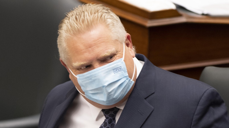 Le premier ministre Doug Ford écoute les débats à l'Assemblée législative de l'Ontario.