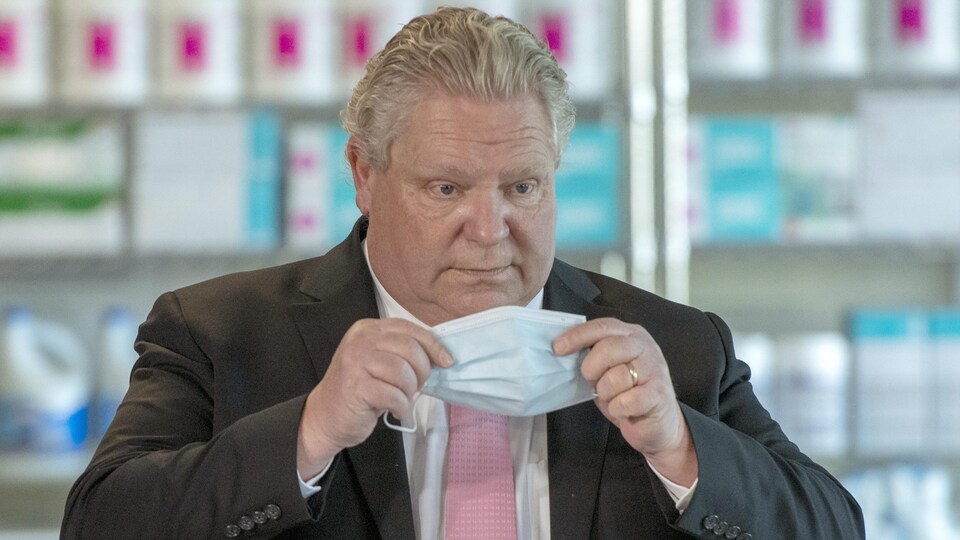 Le premier ministre Doug Ford remet son masque en conférence de presse.