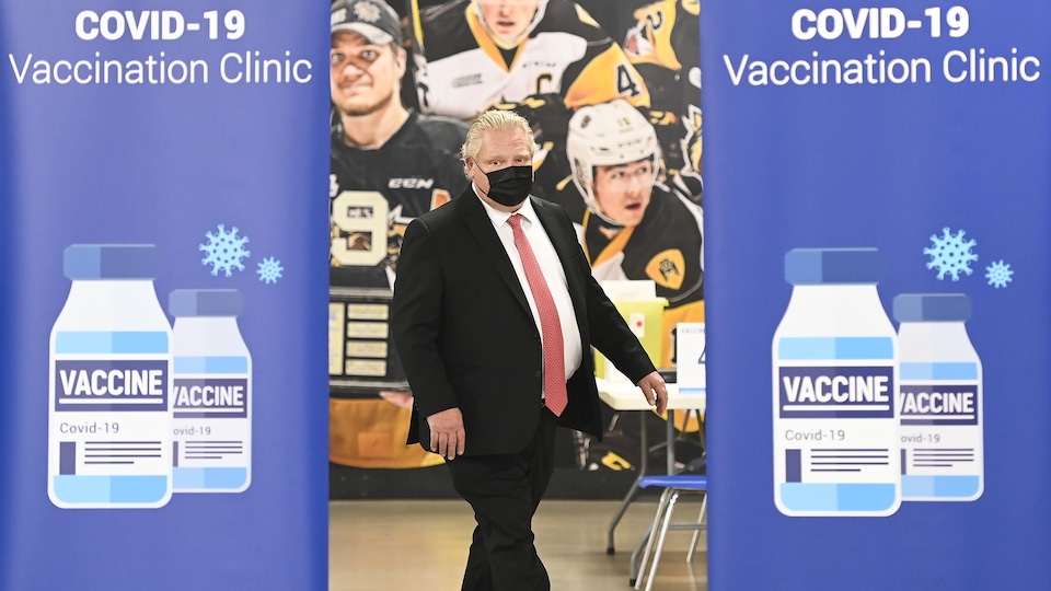 Le premier ministre ontarien Doug Ford visite un centre de vaccination qui doit ouvrir sous peu à Hamilton.