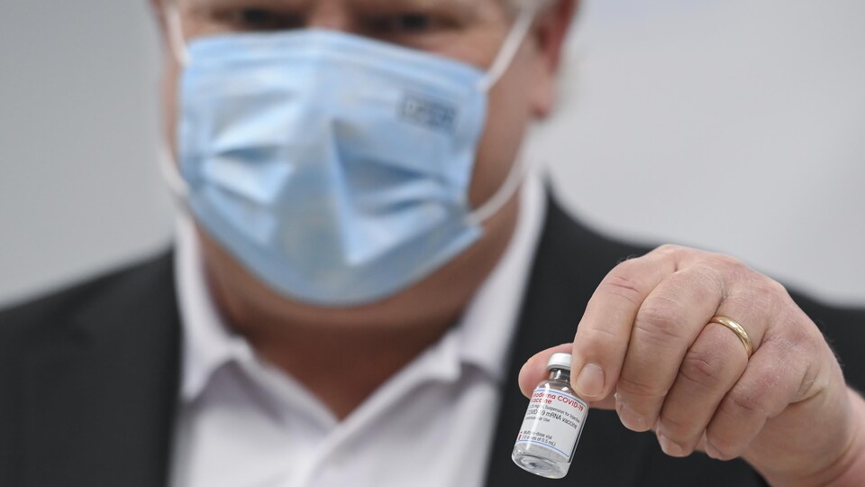 Doug Ford montre une fiole du vaccin de Moderna.
