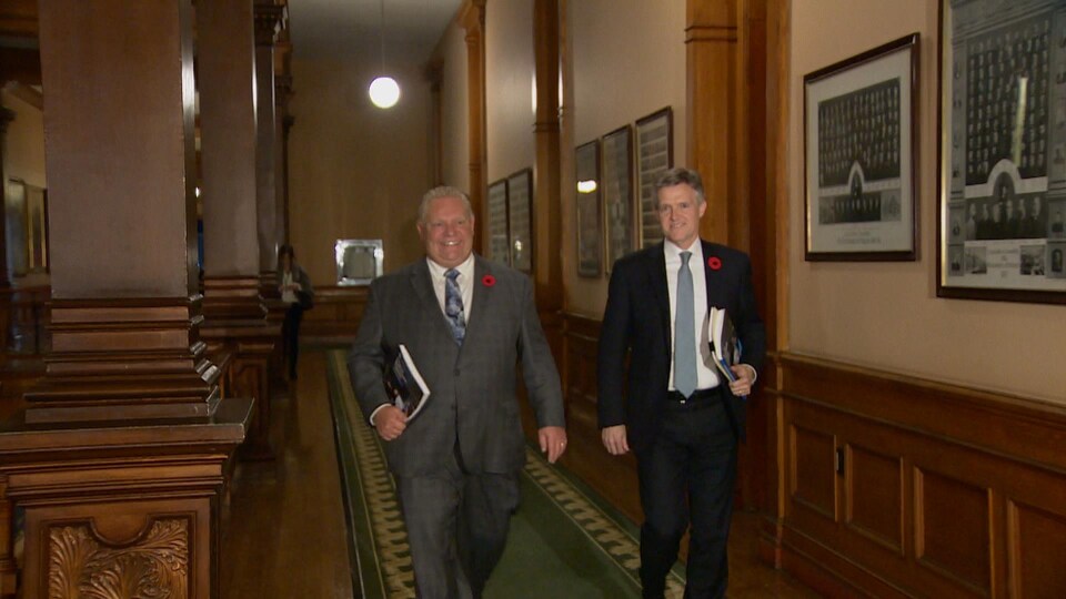 Le premier ministre de l'Ontario, Doug Ford, et son ministre des Finances, Rod Phillips, s'apprêtent à entrer en Chambre pour l'annonce de l'énoncé économique d'automne (archives).
