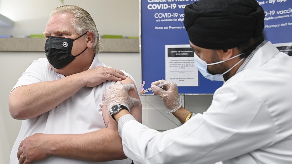 Doug Ford se faisant vacciner.