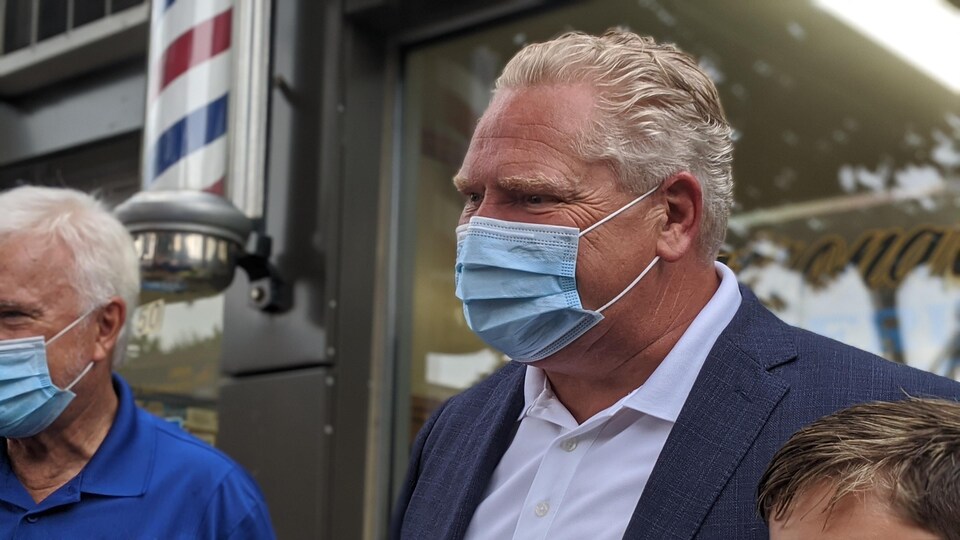 Un homme en veston.