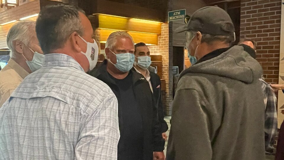 Doug Ford debout devant Mickie Meekis