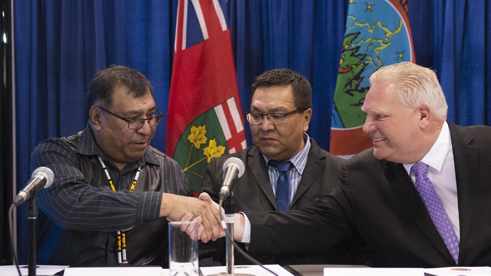 Deux chefs autochtones et Doug Ford se serrent la main.