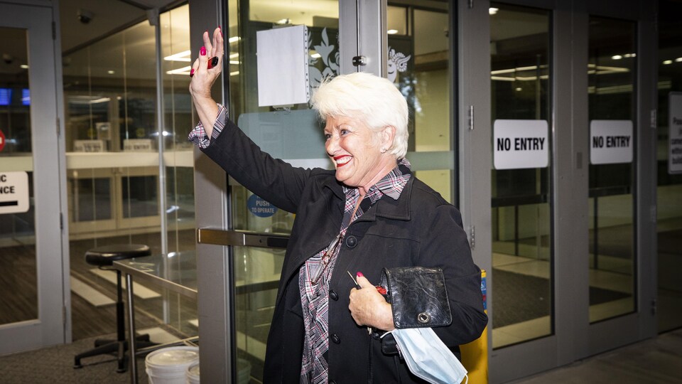 Debi Johnstone arrivant à la Cour provinciale de Surrey le premier jour du procès de Doug McCallum le 31 octobre 2022.