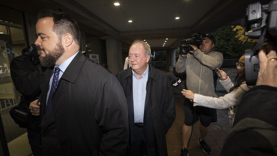 L'ancien maire de Surrey Doug McCallum arrive au palais de justice le 31 octobre 2022.