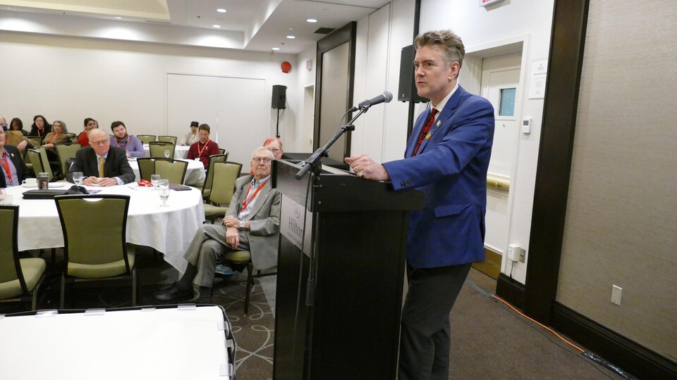 Le chef du Parti libéral du Manitoba, Dougald Lamont, en allocution lors de l'Assemblée générale annuelle du parti, le 14 mai 2022, à l'hôtel Hilton de Winnipeg. 
