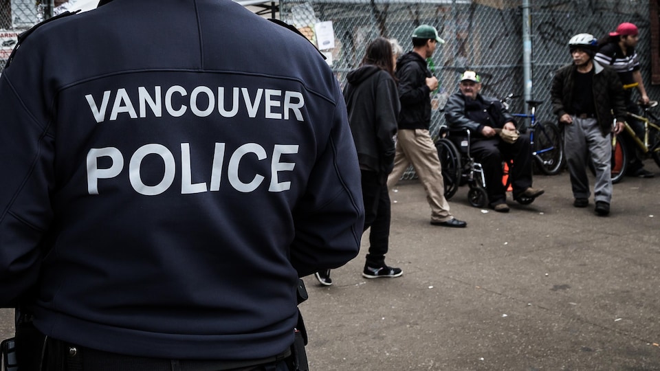 Un policier de Vancouver patrouille dans le quartier Downtown Eastside.