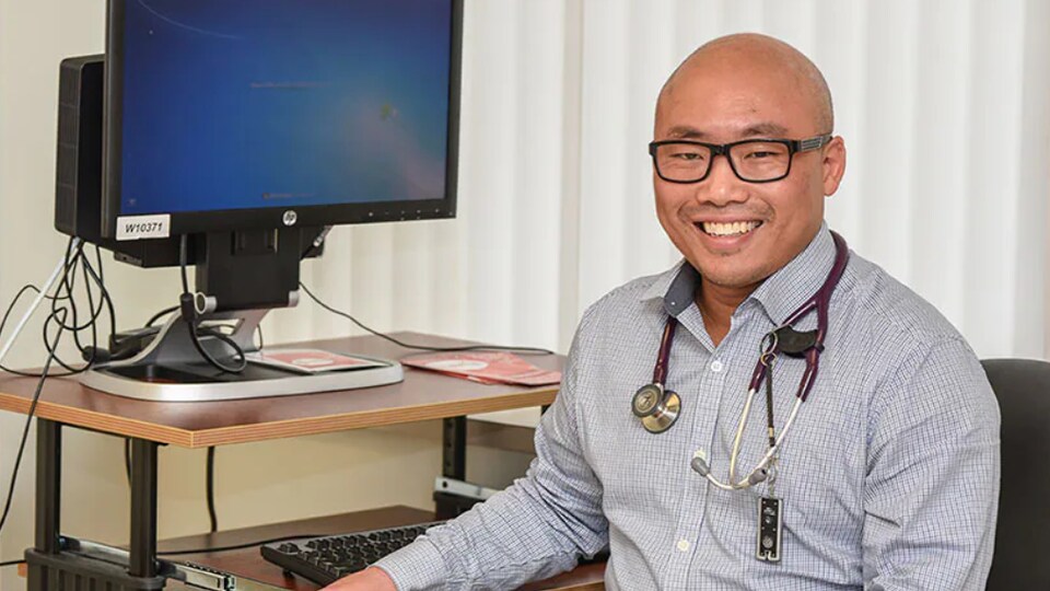 Le médecin spécialiste en maladies infectieuses de l'Hôpital général de Regina, le Dr Alex Wong.
