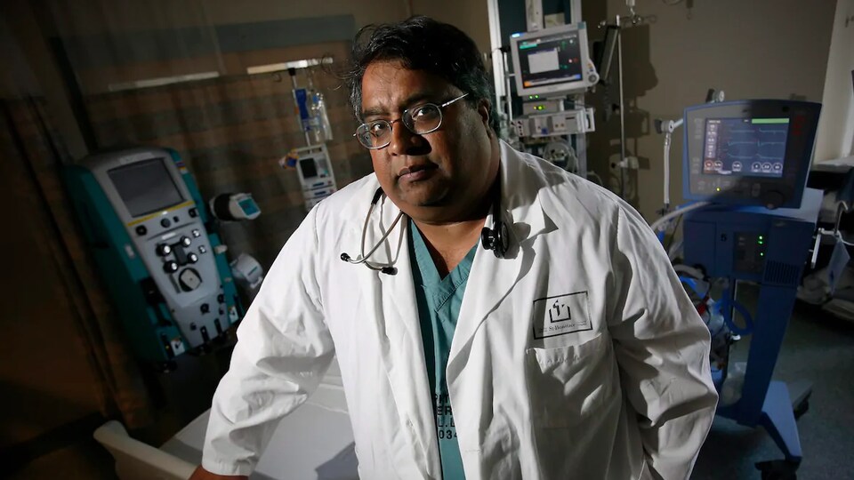 Le Dr Anand Kumar au milieu d'équipement médical.