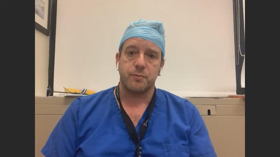 Un portrait du Dr Chris Simpson.