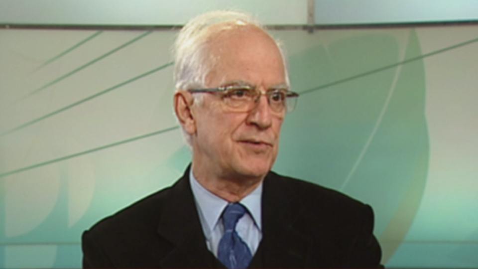 Le docteur Fernand Turcotte porte un complet veston et cravate, il est des lunettes claires et les cheveux grisonnants