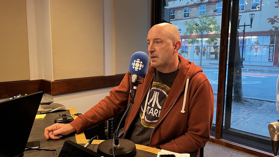 Frédéric Bonin en entrevue dans le studio de Radio-Canada à Rouyn-Noranda.