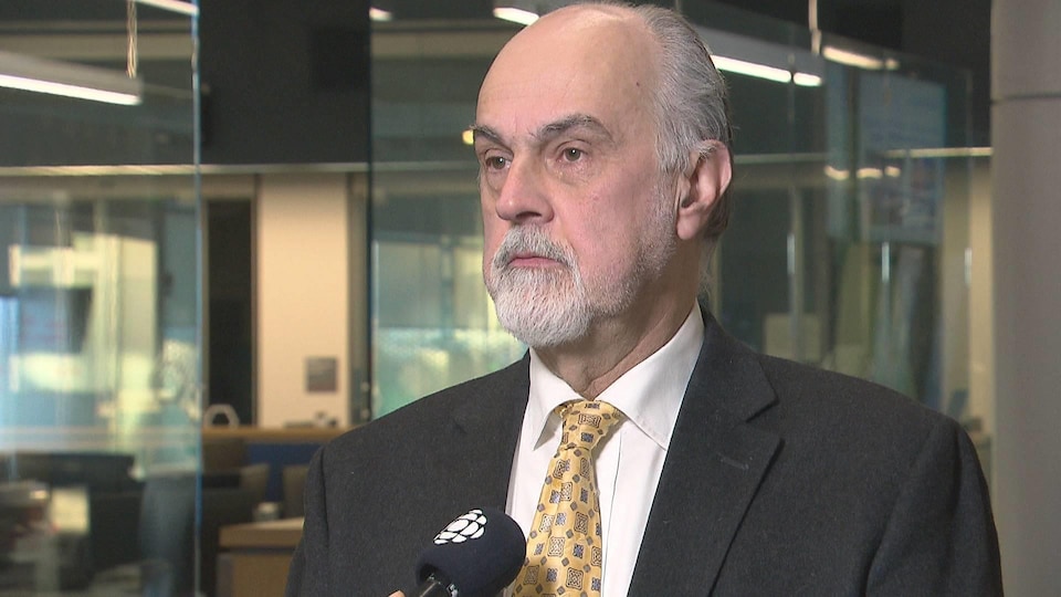 Le Dr Hubert Dupuis en entrevue dans un corridor de la station de Radio-Canada à Moncton le 9 février 2020.