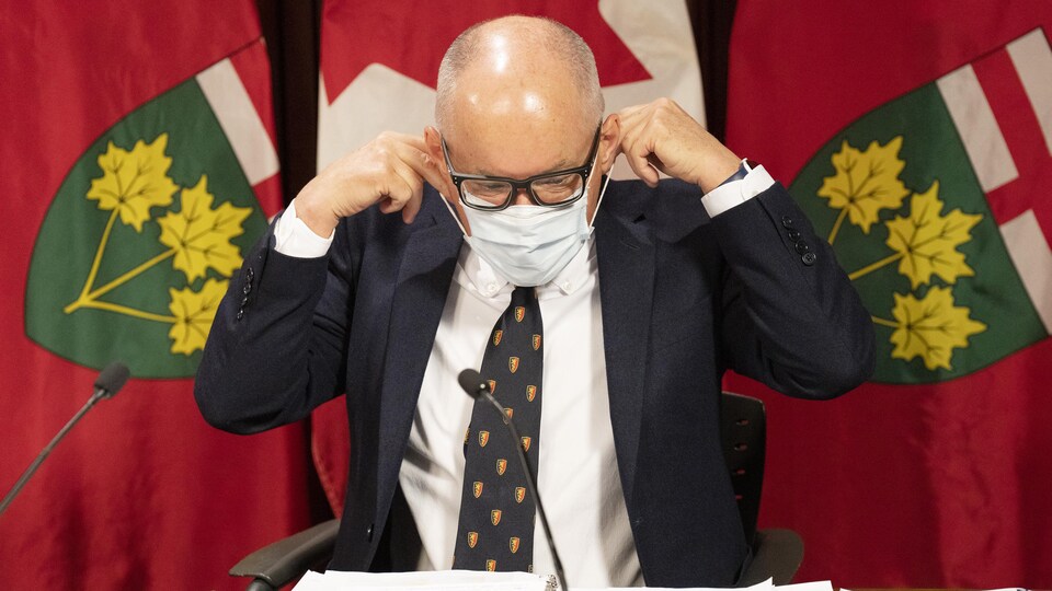 Le Dr Kieran Moore enlève son masque au début d'une conférence de presse à Queen's Park le 14 novembre 2022.