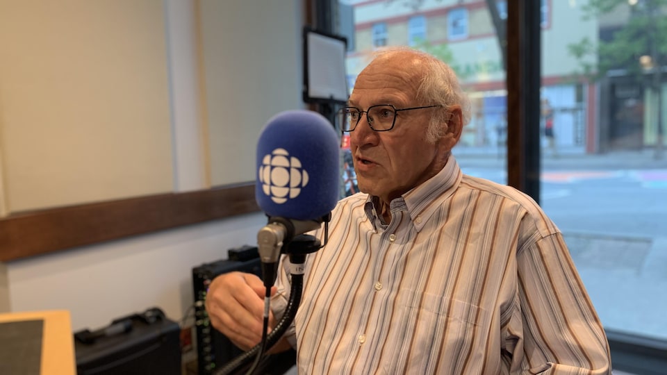 Le Dr Pierre Vincelette en entrevue au studio de Radio-Canada à Rouyn-Noranda.