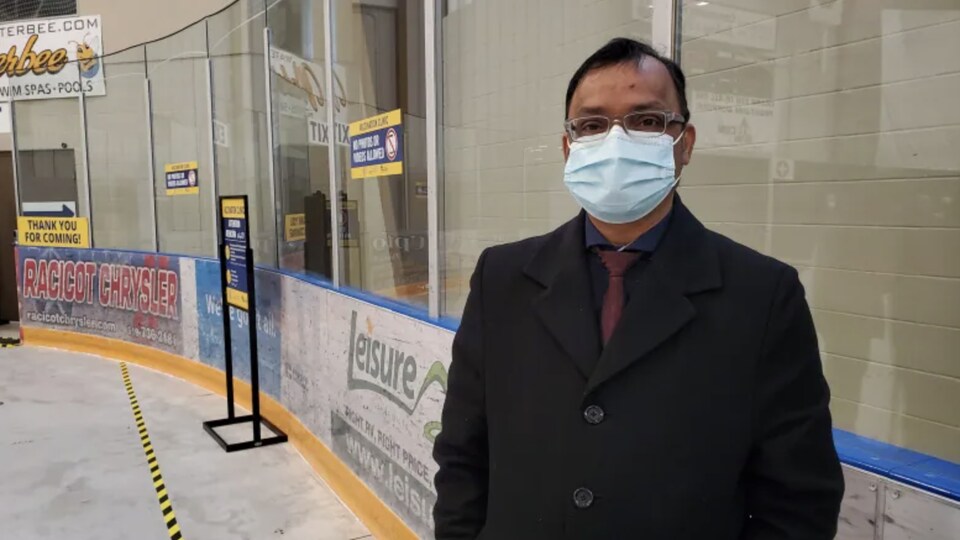 Un homme portant un masque dans une aréna.