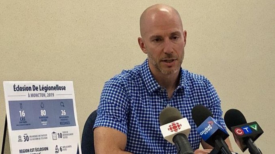 Le Dr Léger donne une conférence de presse.