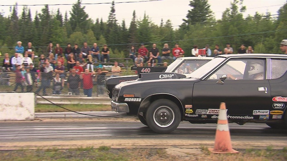 Une course d'accélération sur la piste de Saint-Élie Motorsports, à Sherbrooke.