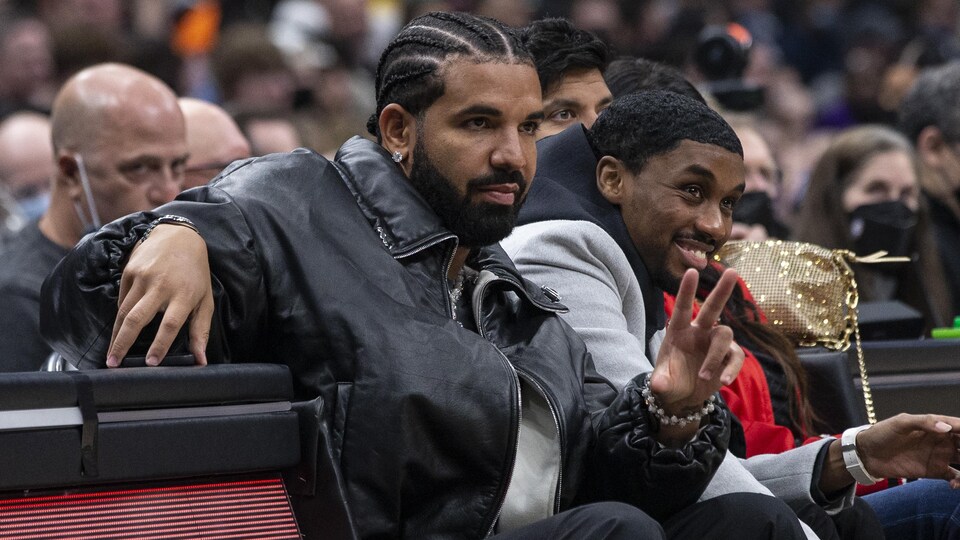 Une photo de Drake dans les estrades.