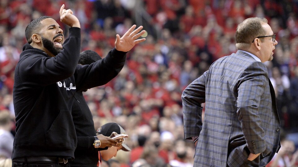 Drake réagit et gesticule près de l'entraîneur-chef Nick Nurse.