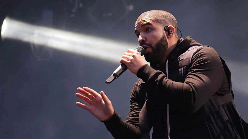 Drake chante sur scène.