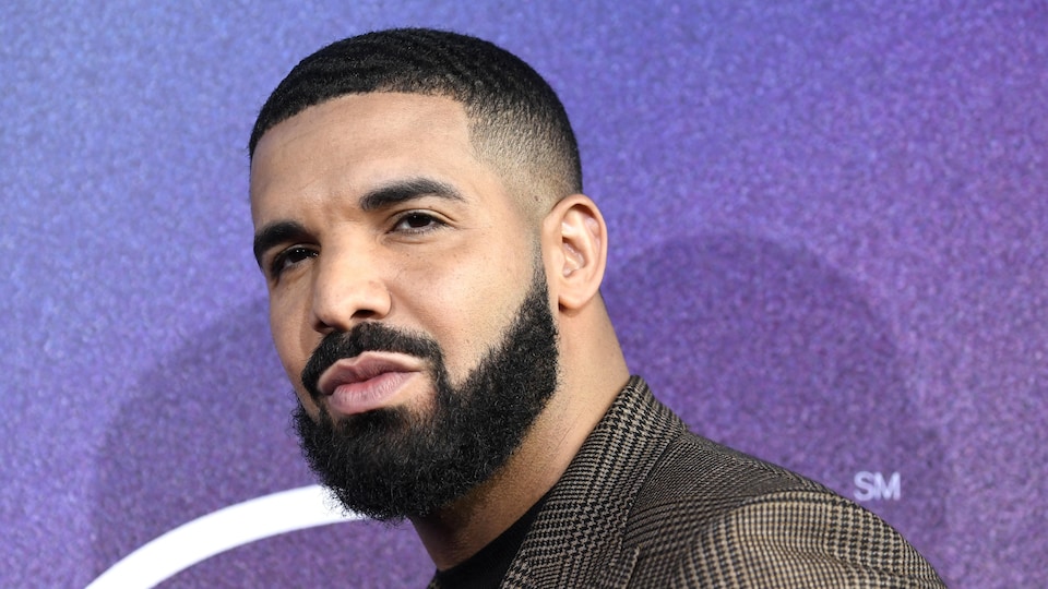 Drake sur un tapis rouge lors d'une première de film.