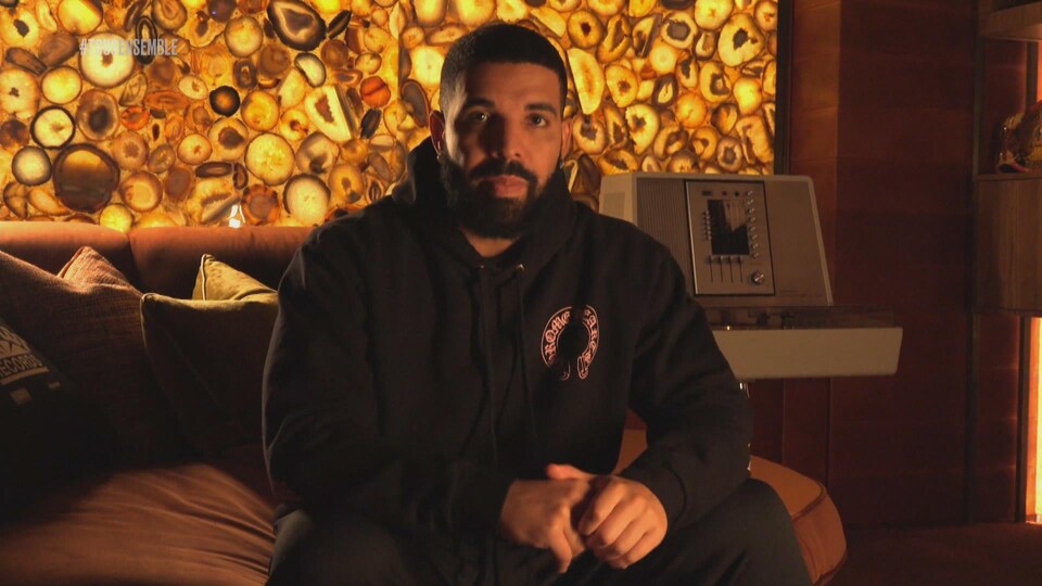 Le rappeur Drake, lors du spectacle « Stronger Together, Tous ensemble ».