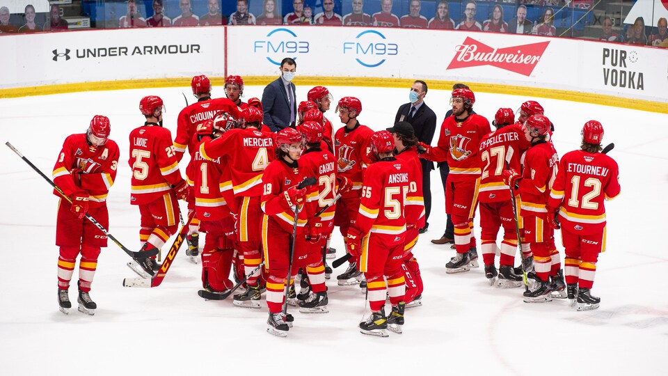 Les joueurs de l'équipe sur la glace ensemble.