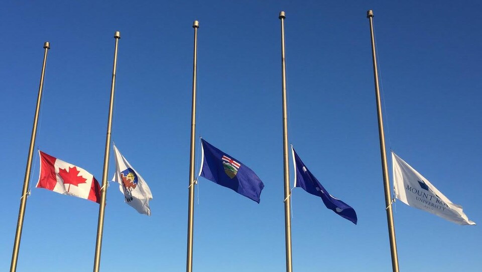 Les drapeaux sont en berne à l'Université Mount Royal de Calgary. Deux instructeurs de vols de l'institution sont morts lundi dans un accident d'avion.