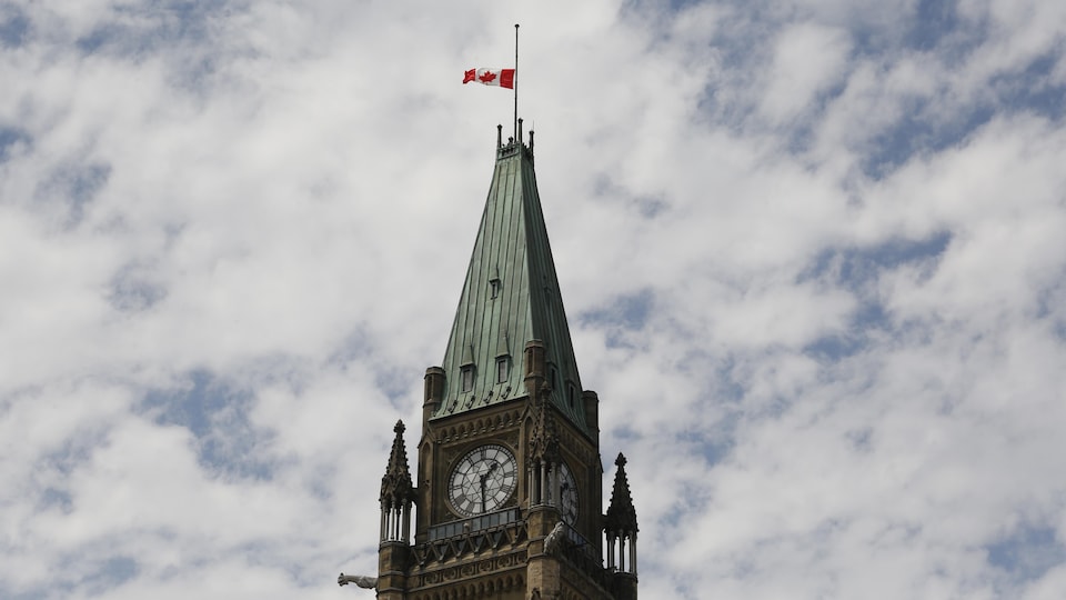 Le drapeau canadien en berne au sommet de la tour de la Paix.