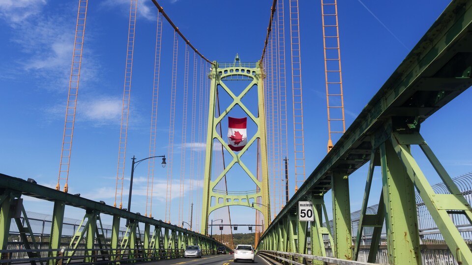 Un drapeau du Canada suspendu au pont Macdonald à Halifax, en Nouvelle-Écosse.