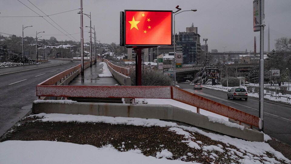 Un drapeau chinois apparaît sur un tableau d'affichage à proximité d'une autoroute.