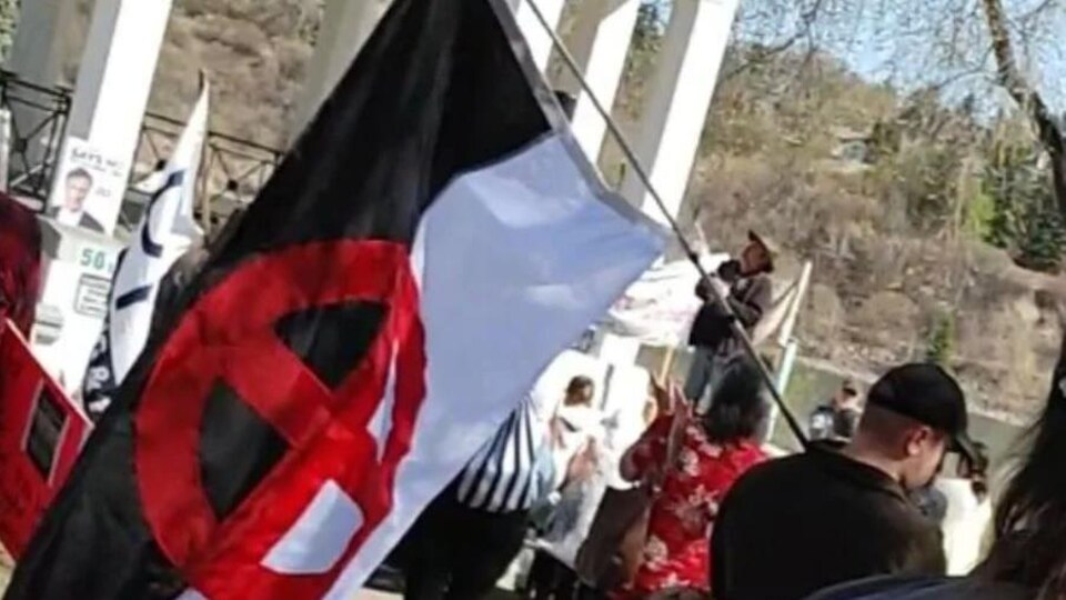 Un drapeau avec la croix d'Odin.