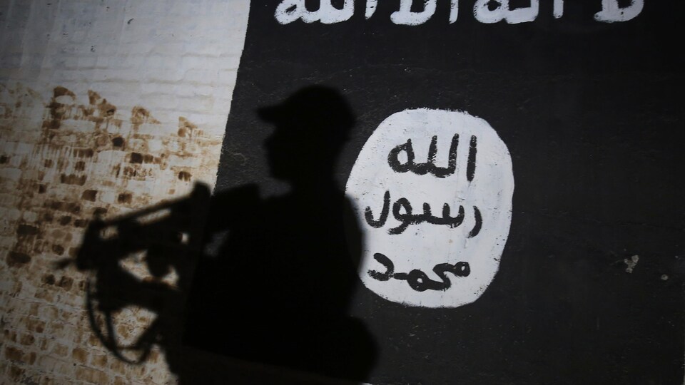 Le drapeau du groupe armé État islamique