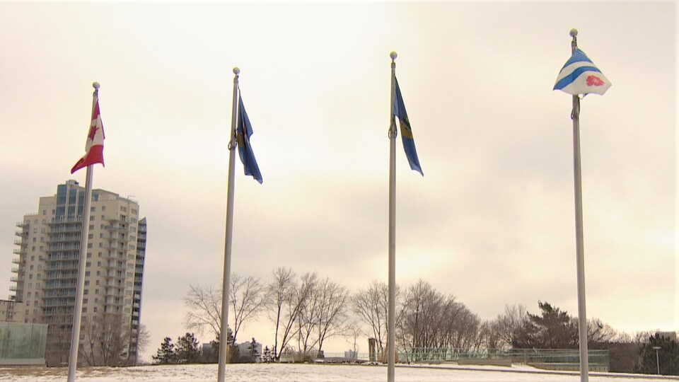 Début du Mois de la francophonie; le drapeau francoalbertain est hissé