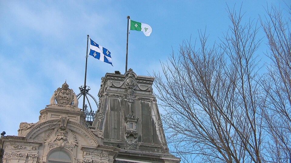 Le drapeau franco-ontarien flotte sur l'édifice de l'Assemblée législative du Québec, auprès du fleurdelisé.