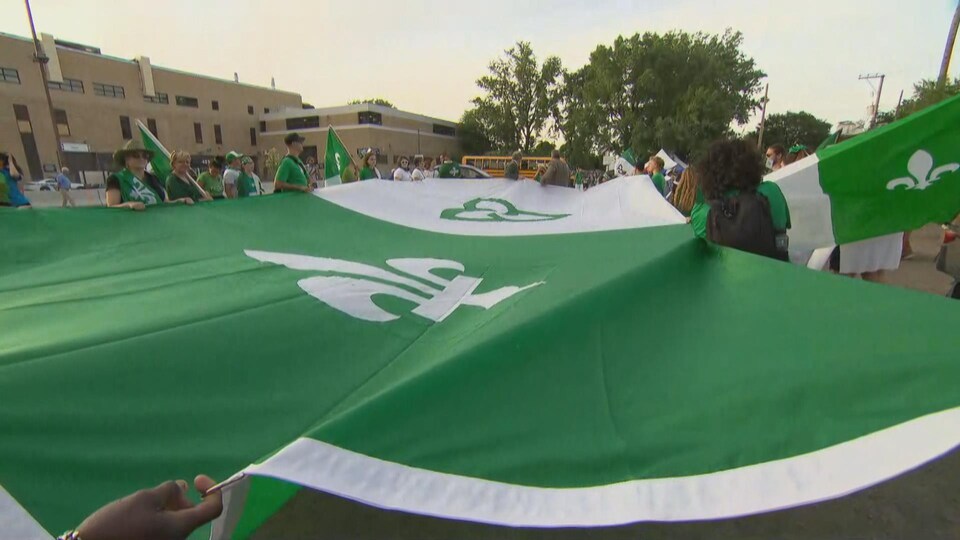 Un immense drapeau verta et blanc