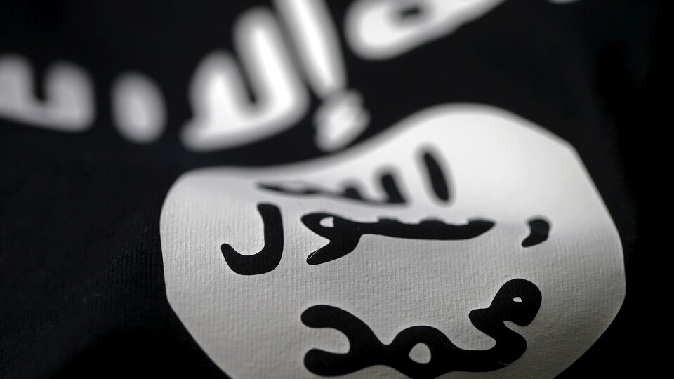 Gros plan sur un drapeau du groupe armé État islamique