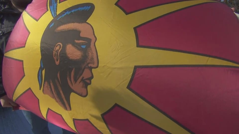 Le drapeau d'Oka d'Andrew Maracle, drapeau guerrier Mohawk.