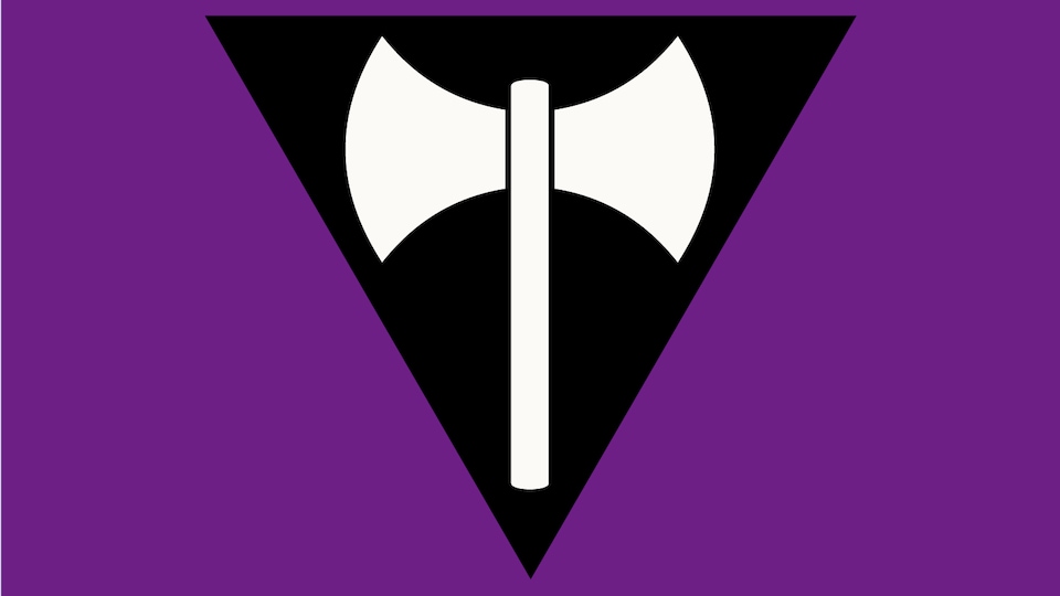 Un drapeau lesbien avec une hachette dans un triangle noir inversé sur fond violet.