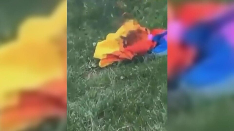Un drapeau LGBTQ sur le sol