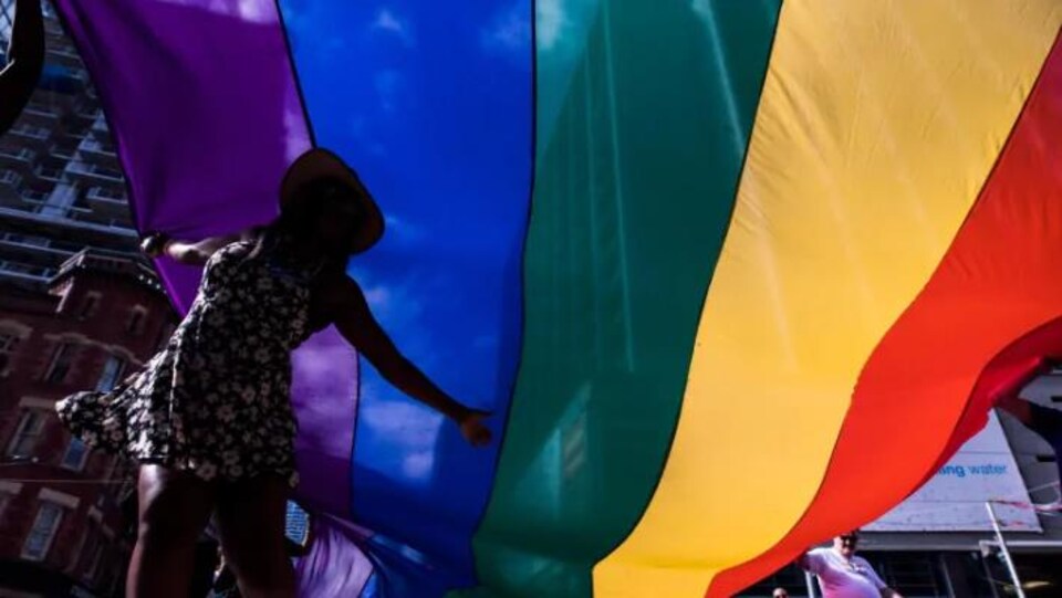 un drapeau aux couleurs de l'arc-en-ciel