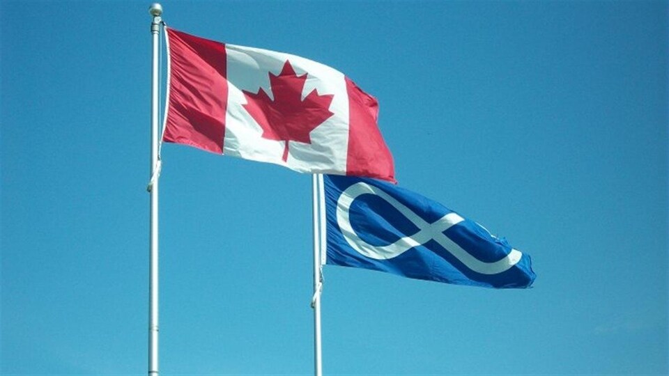 Drapeau du Canada et drapeau métis
