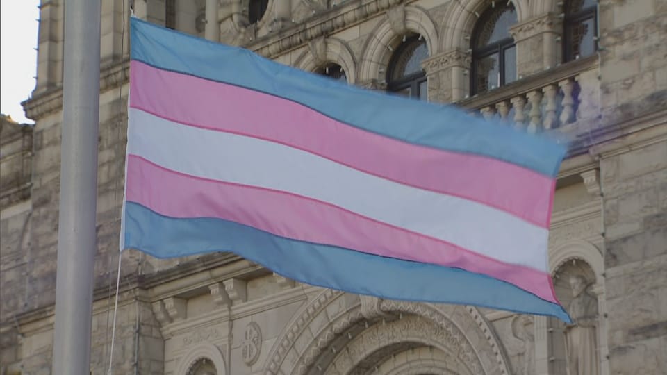 Le drapeau flotte devant la façade du bâtiment de l'Assemblée législative de la Colombie-Britannique.