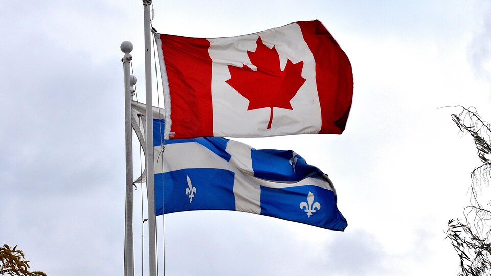 Les drapeaux du Canada et du Québec.