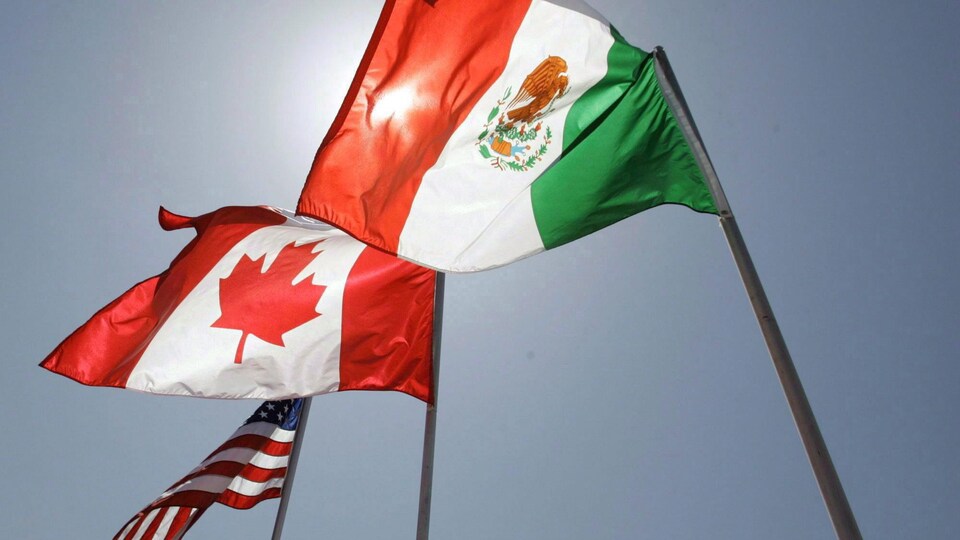 Les drapeaux du Mexique, du Canada et des États-Unis flottent au vent.