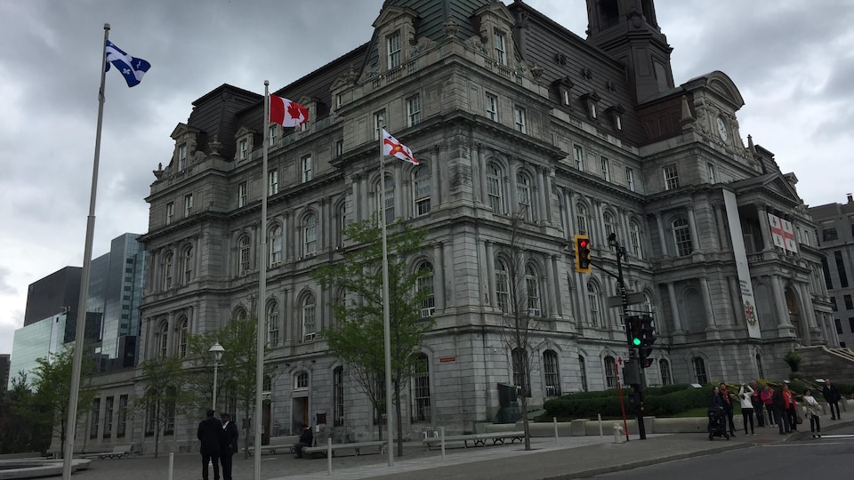 Trois drapeaux devant l'hôtel de ville de Montréal
