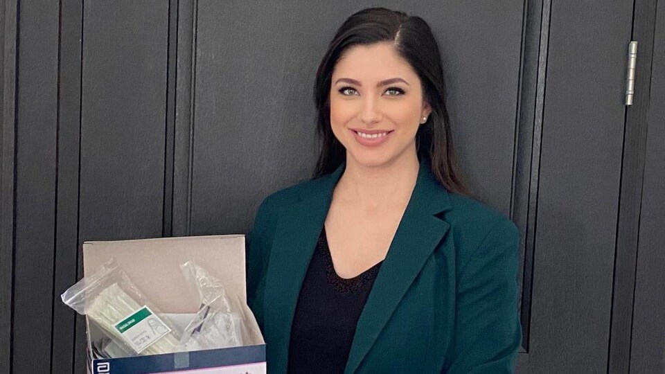 La Dre Dalia Hasan prend la pose avec une trousse de dépistage rapide de la COVID-19.